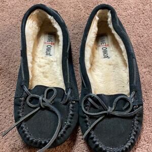 Minnetonka size 8 black suede moccasin